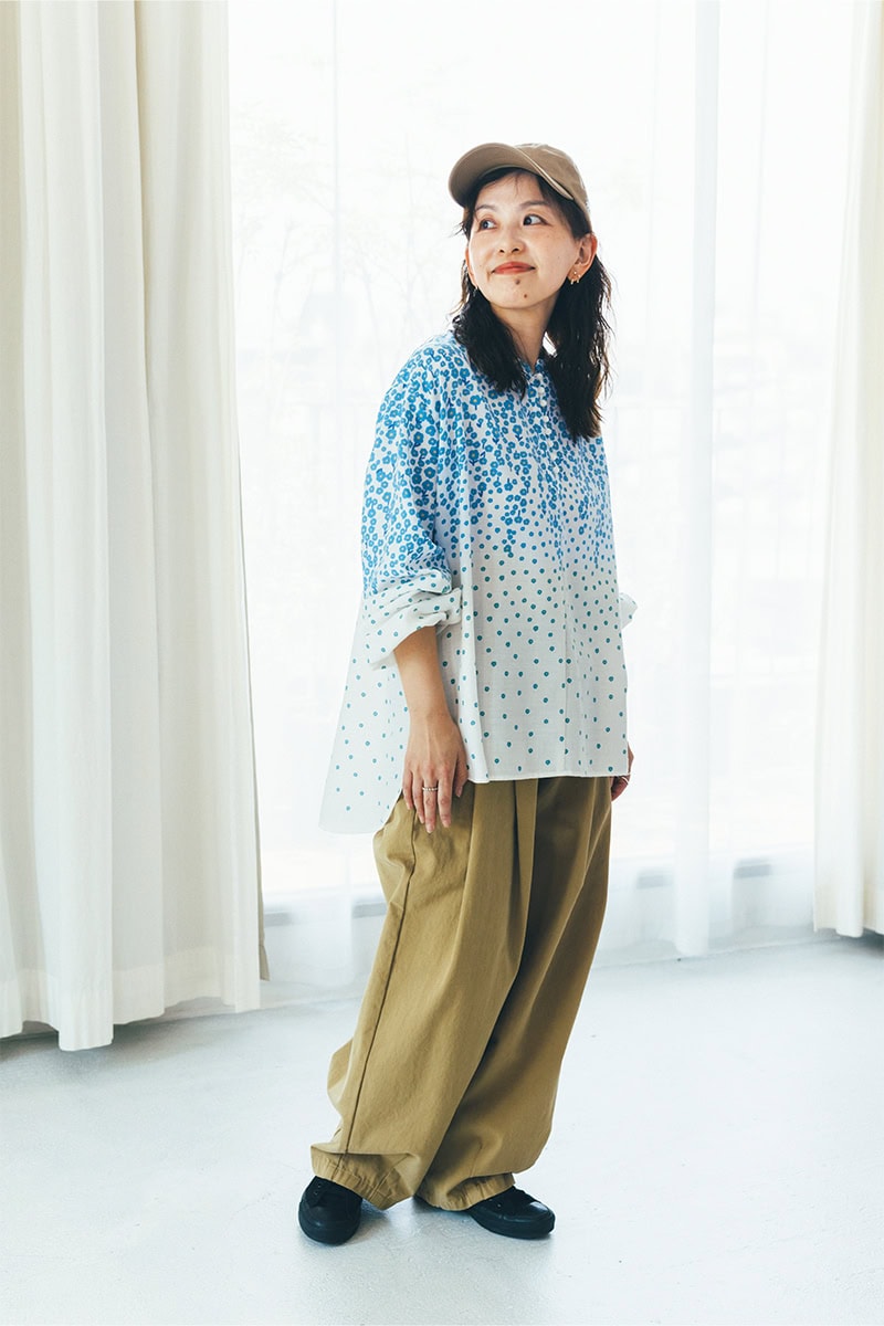 マーブルシュッド プレスの河合杏香さんは、甘さをおさえた花柄ブラウスでラフに【リンネル11月号】