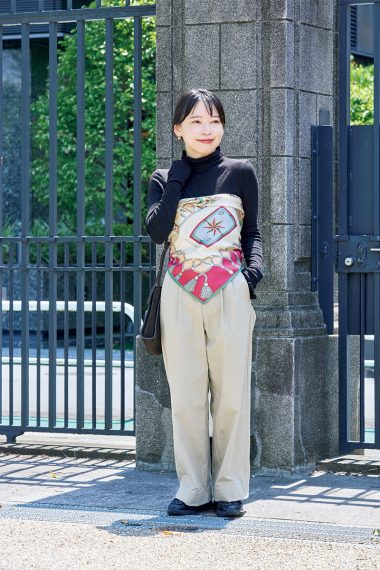 フラッパーズ PRの杉浦彩華さんは、シアートップスにマニプリのスカーフで秋モードに【リンネル11月号】