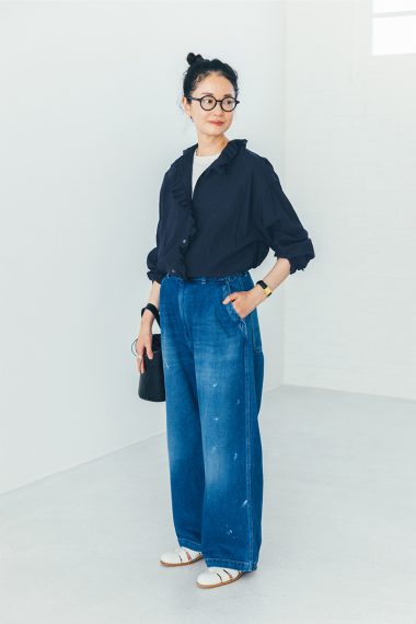 かぐれ MDの奥田知子さんは、フリルシャツを主役に大人カジュアルを格上げ【リンネル11月号】