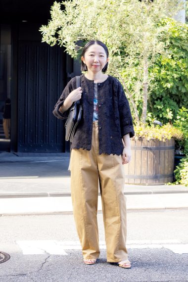 アデュートリステス／ロワズィール PRの山野内裕紀子さんは、レースブラウスで軽やかに季節をスイッチ【リンネル11月号】