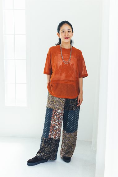 フリーダ ディレクターの小笠原希帆さんは、パッチワークイージーパンツで遊び心のあるリラックスコーデに【リンネル11月号】