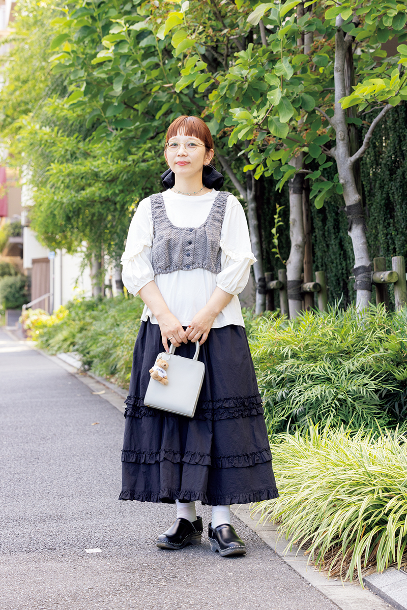 バウエンズ プレスの樋口綾花さんは、ビスチェのアクセントがモノトーン配色に映える【リンネル11月号】