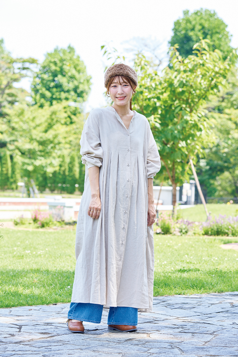 サマンサ モスモス プレスの菊地愛さんは、フェイクファーヘアバンドで秋らしさをプラス【リンネル11月号】