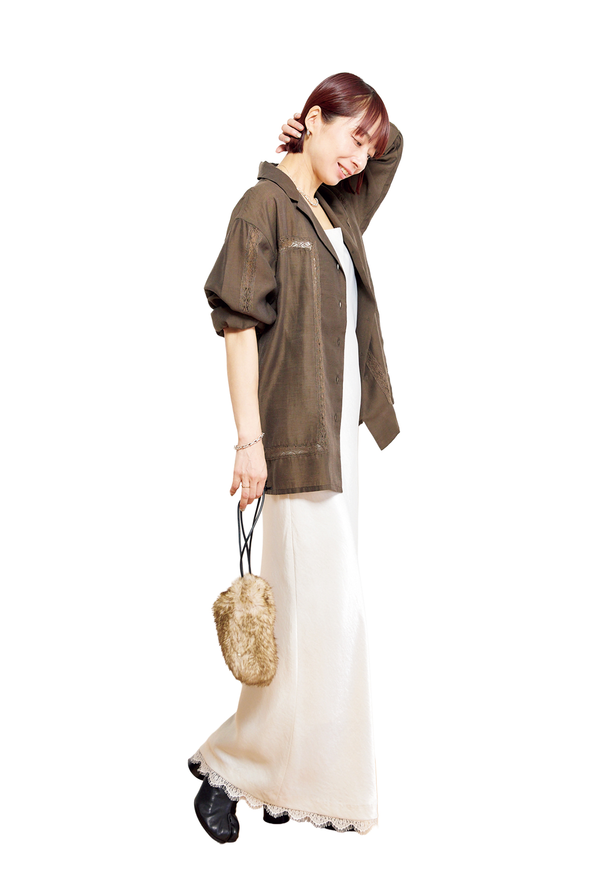 アパートバイプレスの島村優子さんは、フェミニンなワンピースをマットなシャツでカジュアルダウン!【リンネル10月号】