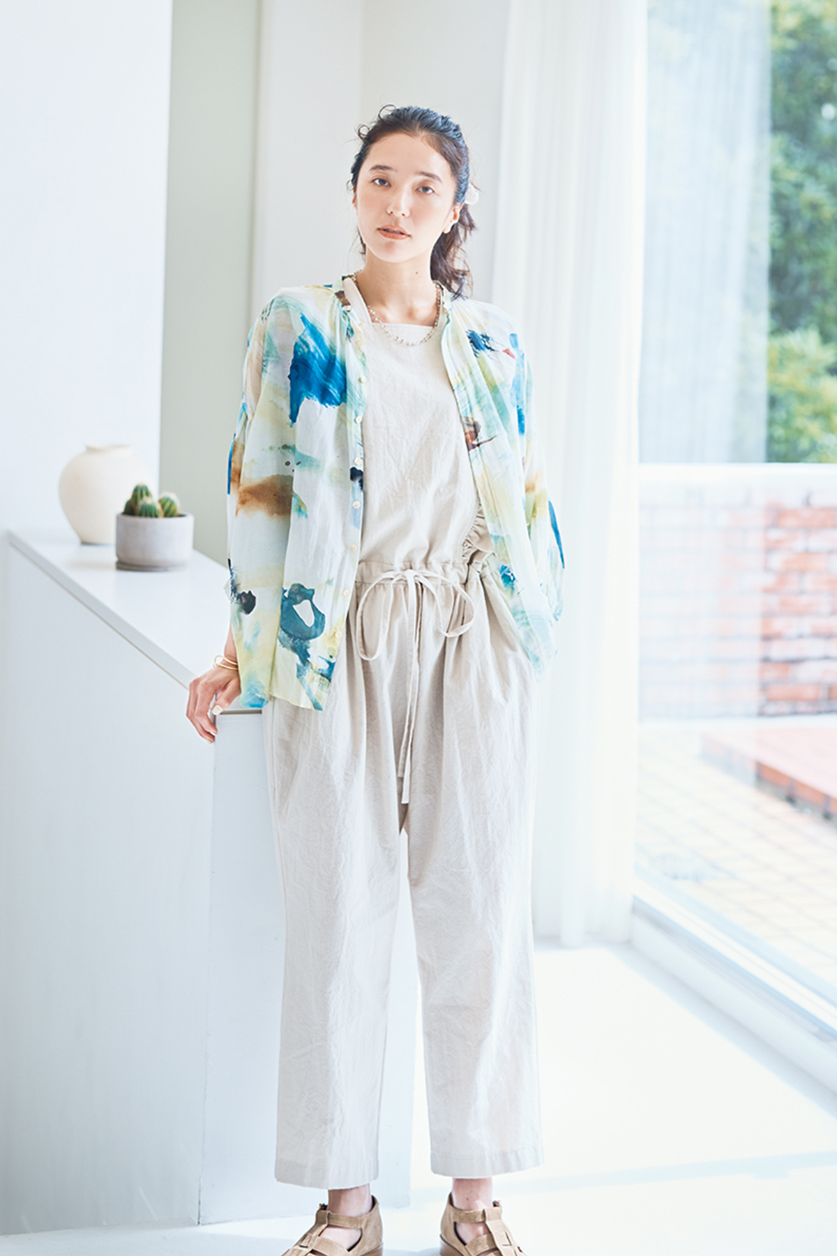 横田美憧さんが着こなす袖なしオールインワン×アートなシャツで寒暖差対策もばっちりコーディネート【リンネル10月号】