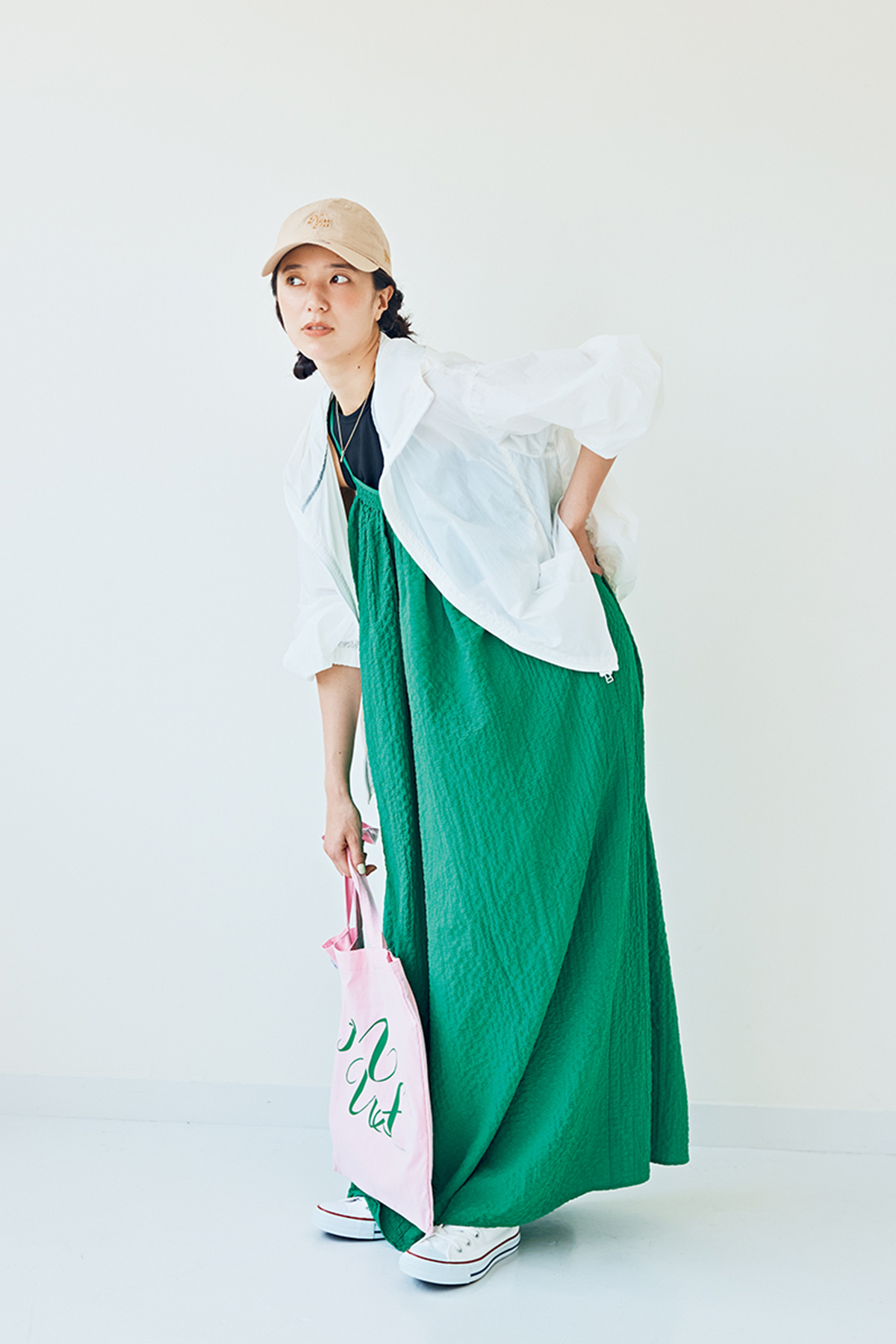 横田美憧さんが着こなす、薄手ブルゾン×ワンピースでおしゃれにUV対策を【リンネル10月号】