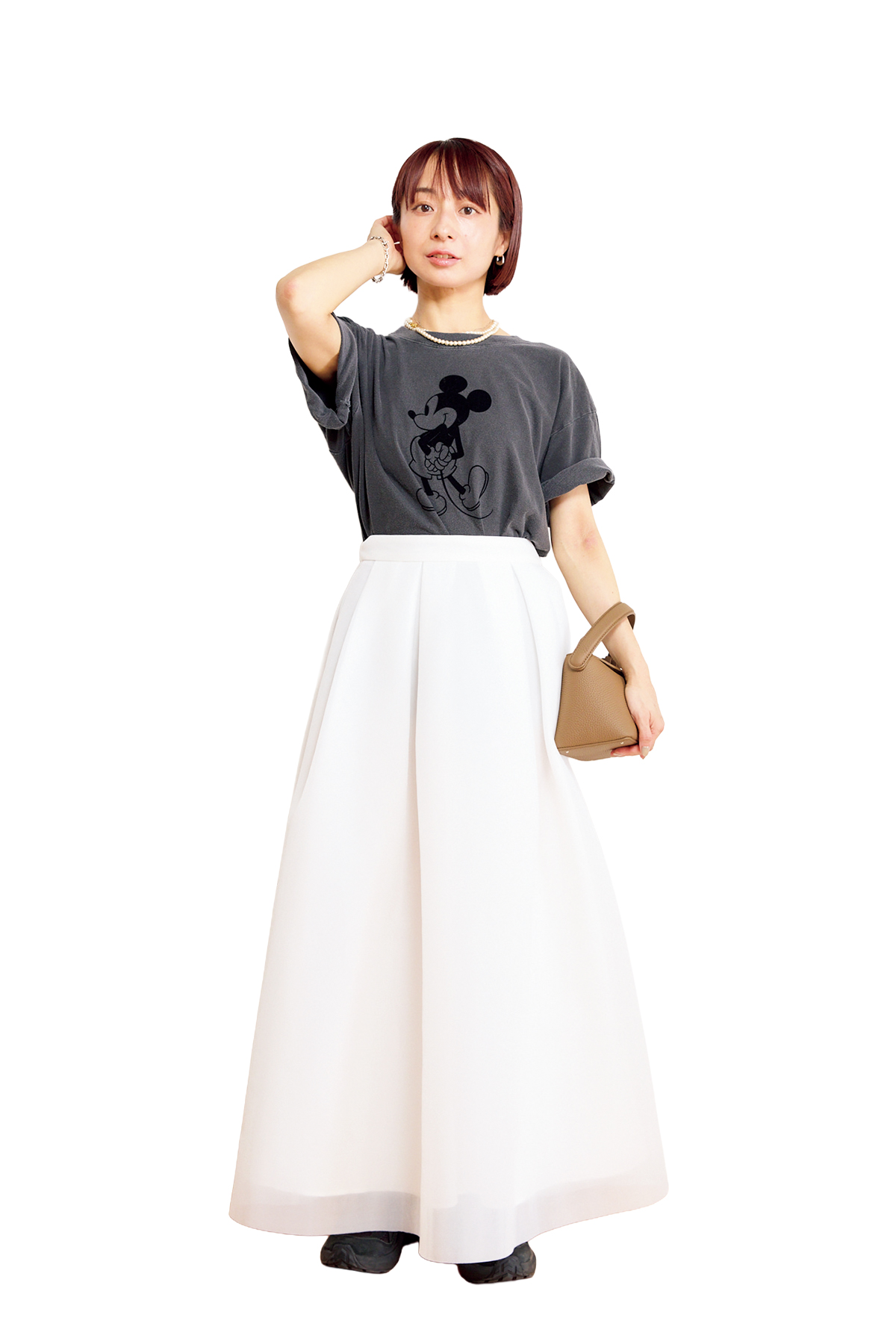 アパートバイプレスの島村優子さんは、大人に似合うミッキーT×スカートで上品な大人カジュアルに【リンネル10月号】