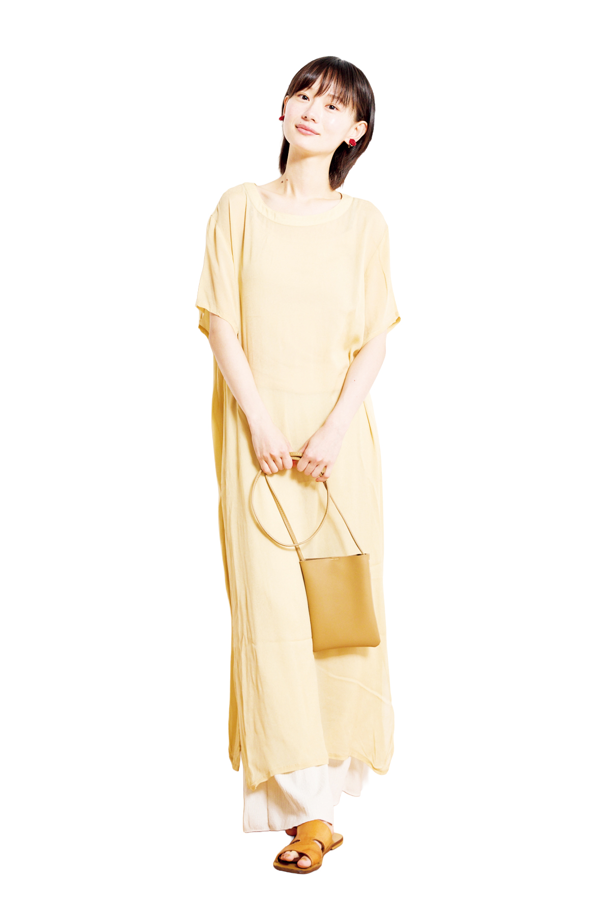 俳優の辻千恵さんは、やさしいトーンのワンピースにパンツを重ねて、気負わずこなれた印象に【リンネル10月号】