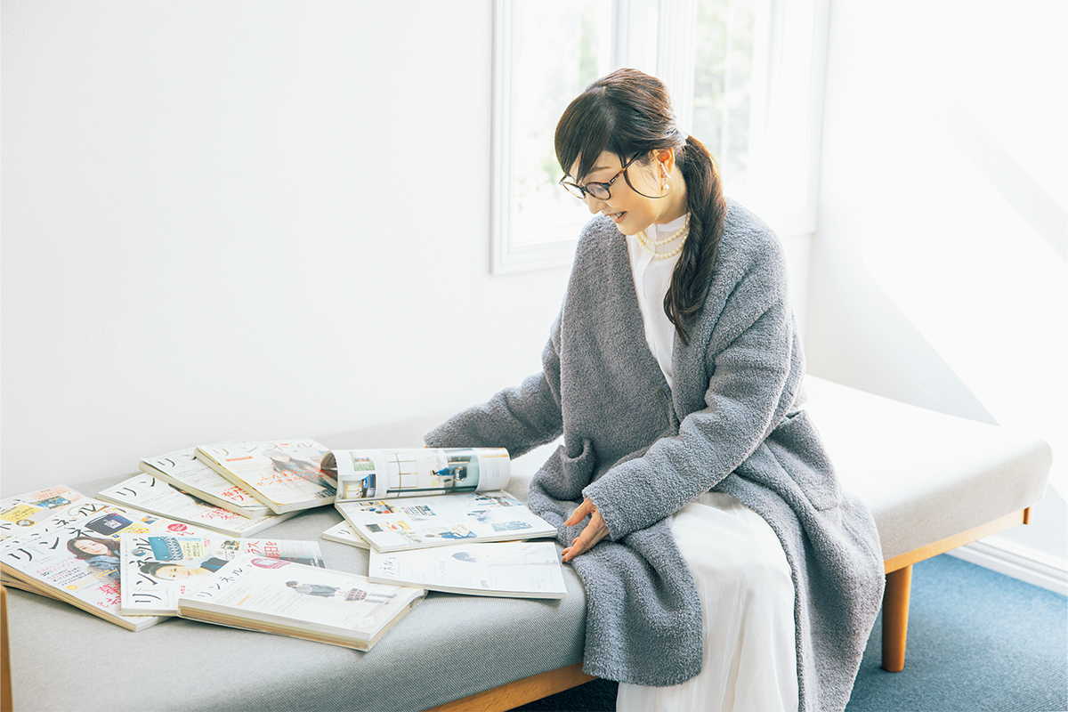 「愛着あるものに囲まれ、暮らしになじむおしゃれを楽しむ日々は、今も昔も変わっていません。」と話すエッセイストの内田彩仍さん。【リンネル12月号】