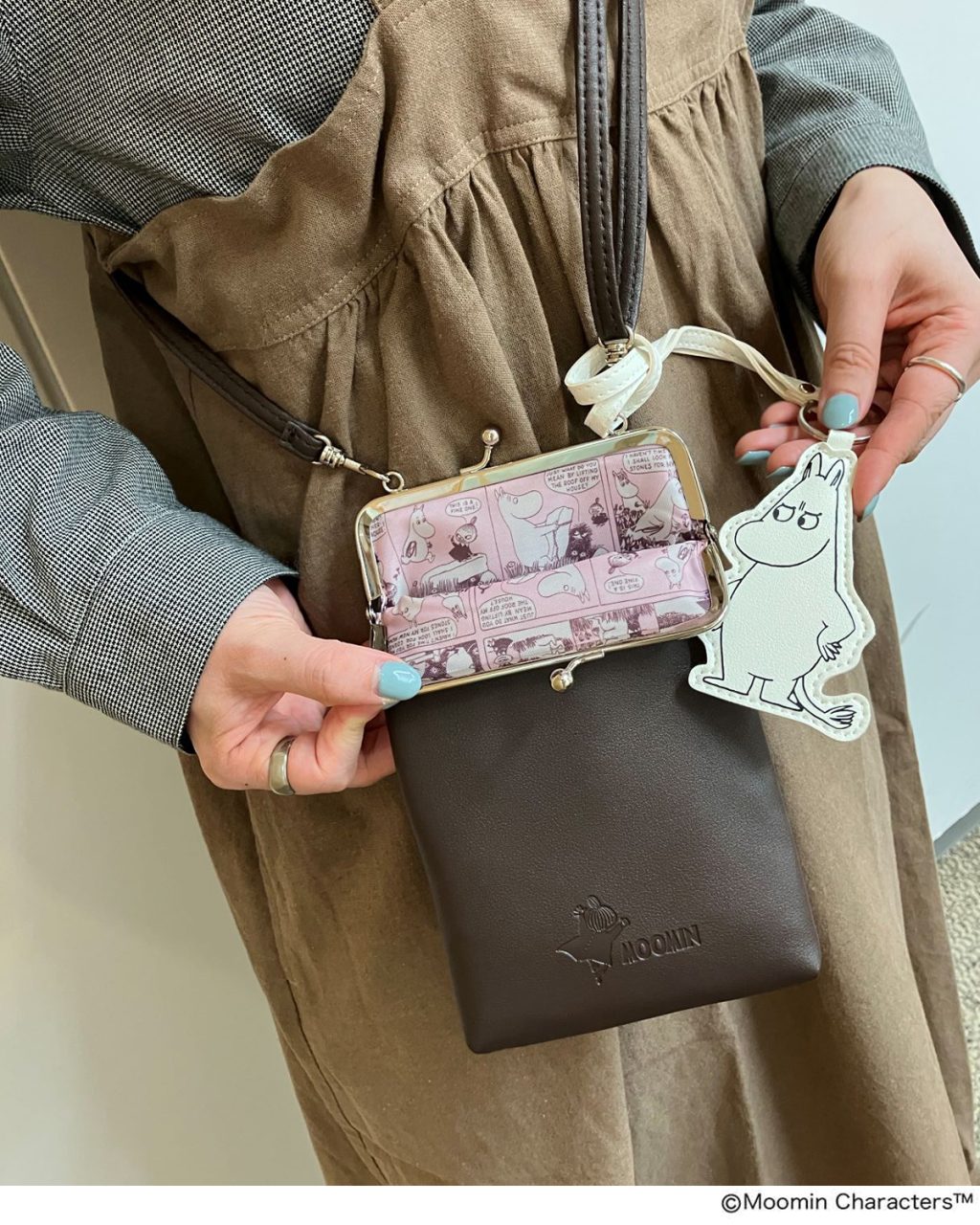 【リンネル最新号「ムーミン」付録】がま口スマホショルダーバッグ&バッグチャームと豪華おでかけ3点セットが秋のおしゃれに◎