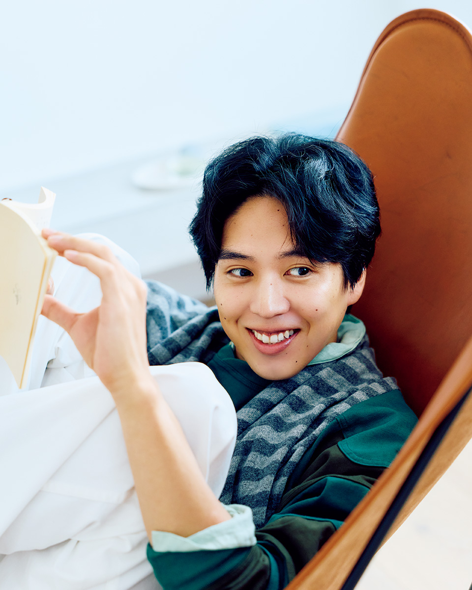 坂東龍汰さんのシャツコーディネート　リンネル2025年12月号表紙インタビュー