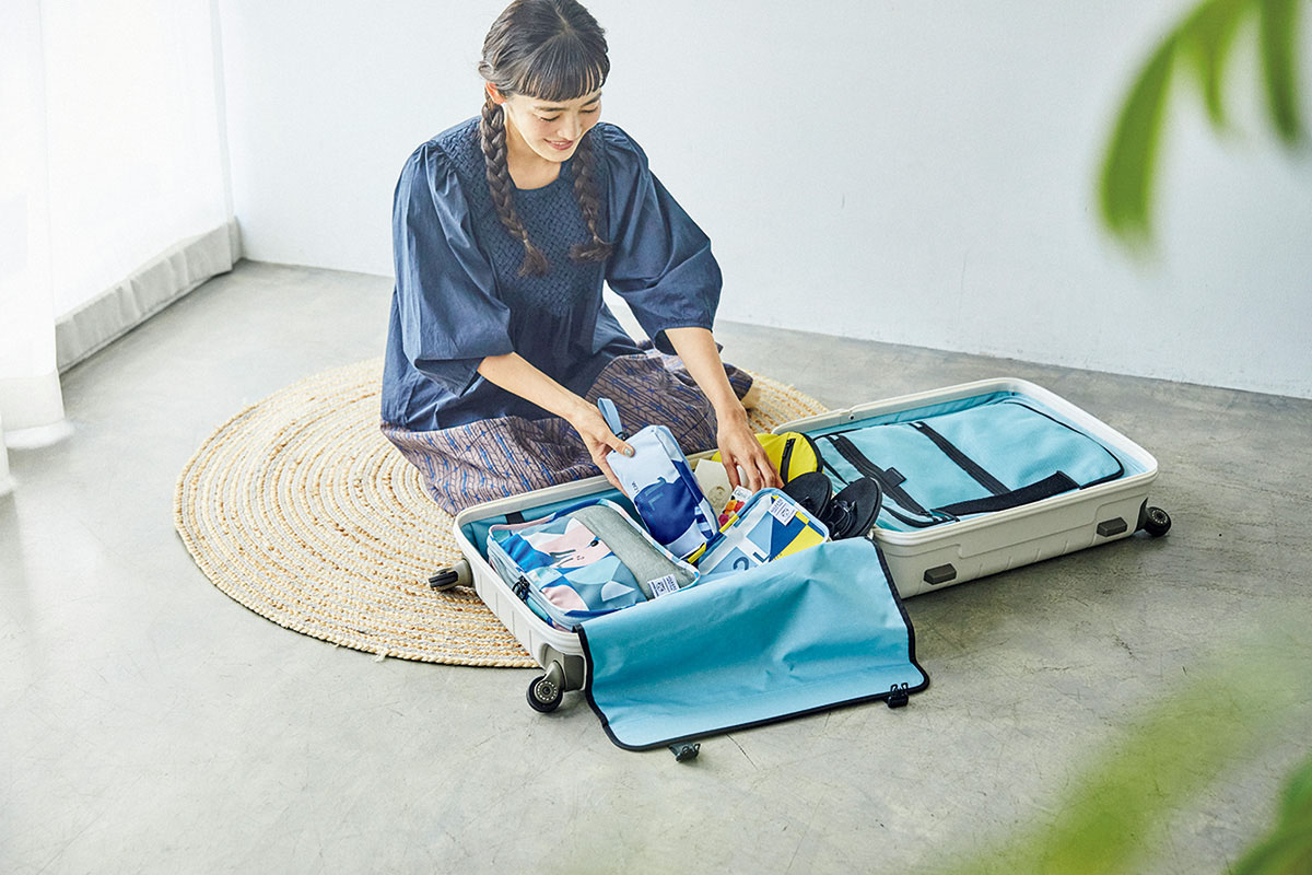 大人女性の旅におすすめの360°開閉スーツケース 53L［H60×W43×D26］¥83,600／プロテカ（エース）を開閉したところ