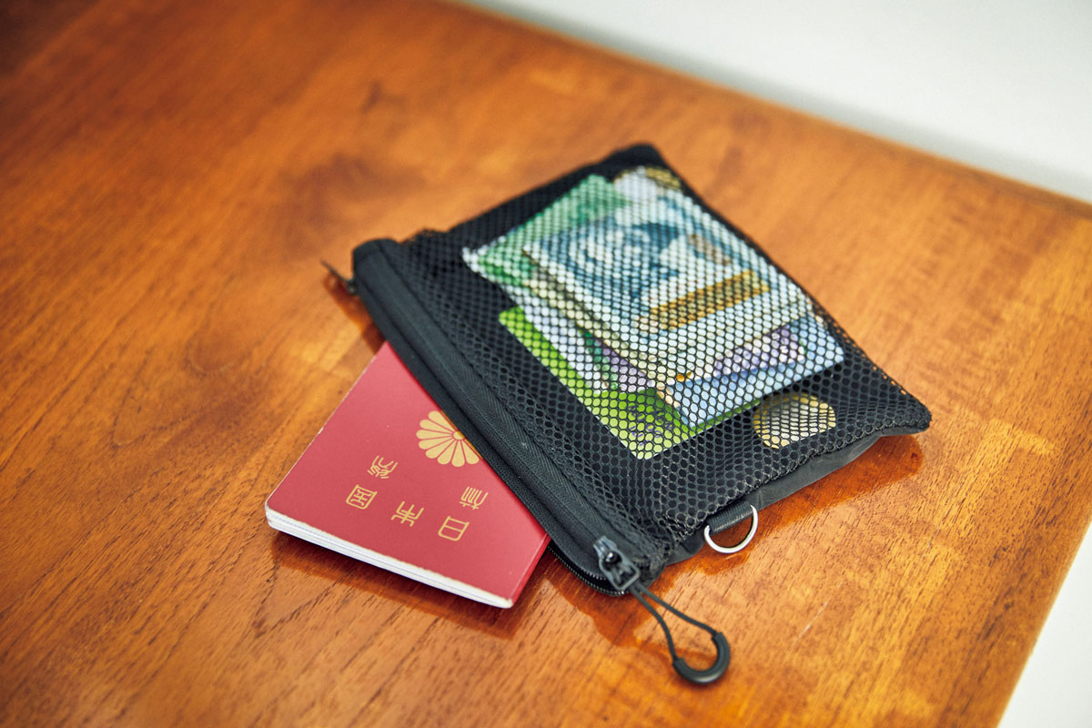 無印良品のポーチはダブルファスナー仕様で、中身が見やすく旅財布としても活躍