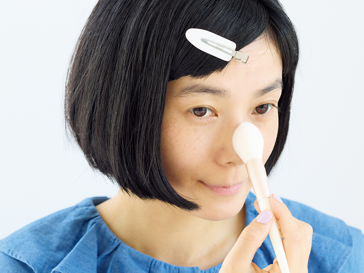 ナチュラルメイクのやり方｜フェイスパウダー