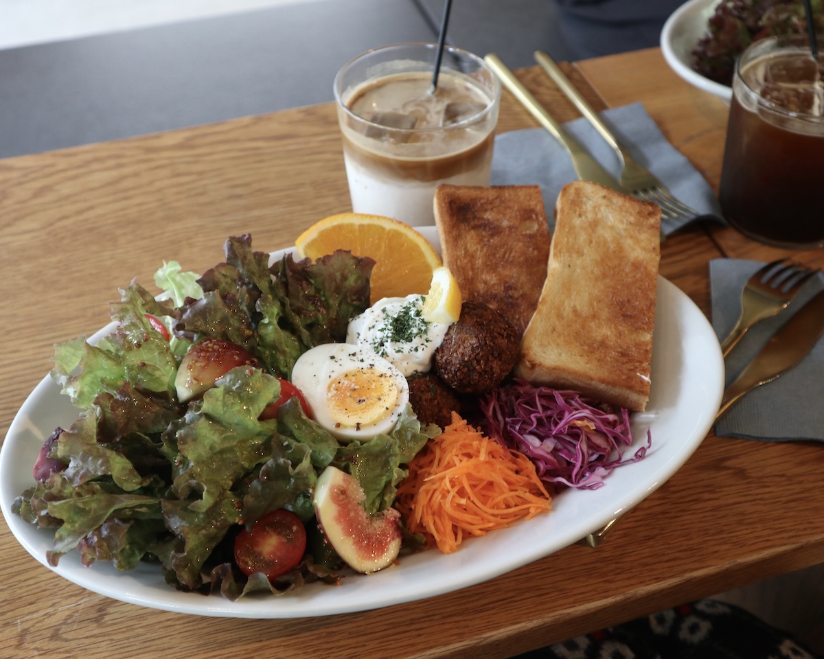 白川筋沿いのThree HORSESで「パワーサラダ ファラフェル」とアイスカフェラテを注文。