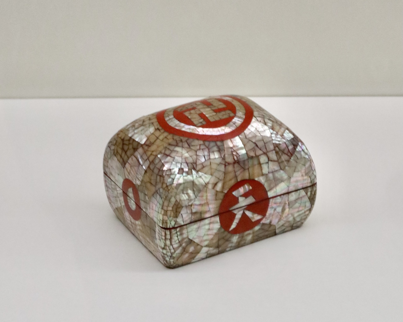 (黒田辰秋/螺鈿卍文蓋物/鍵善良房)