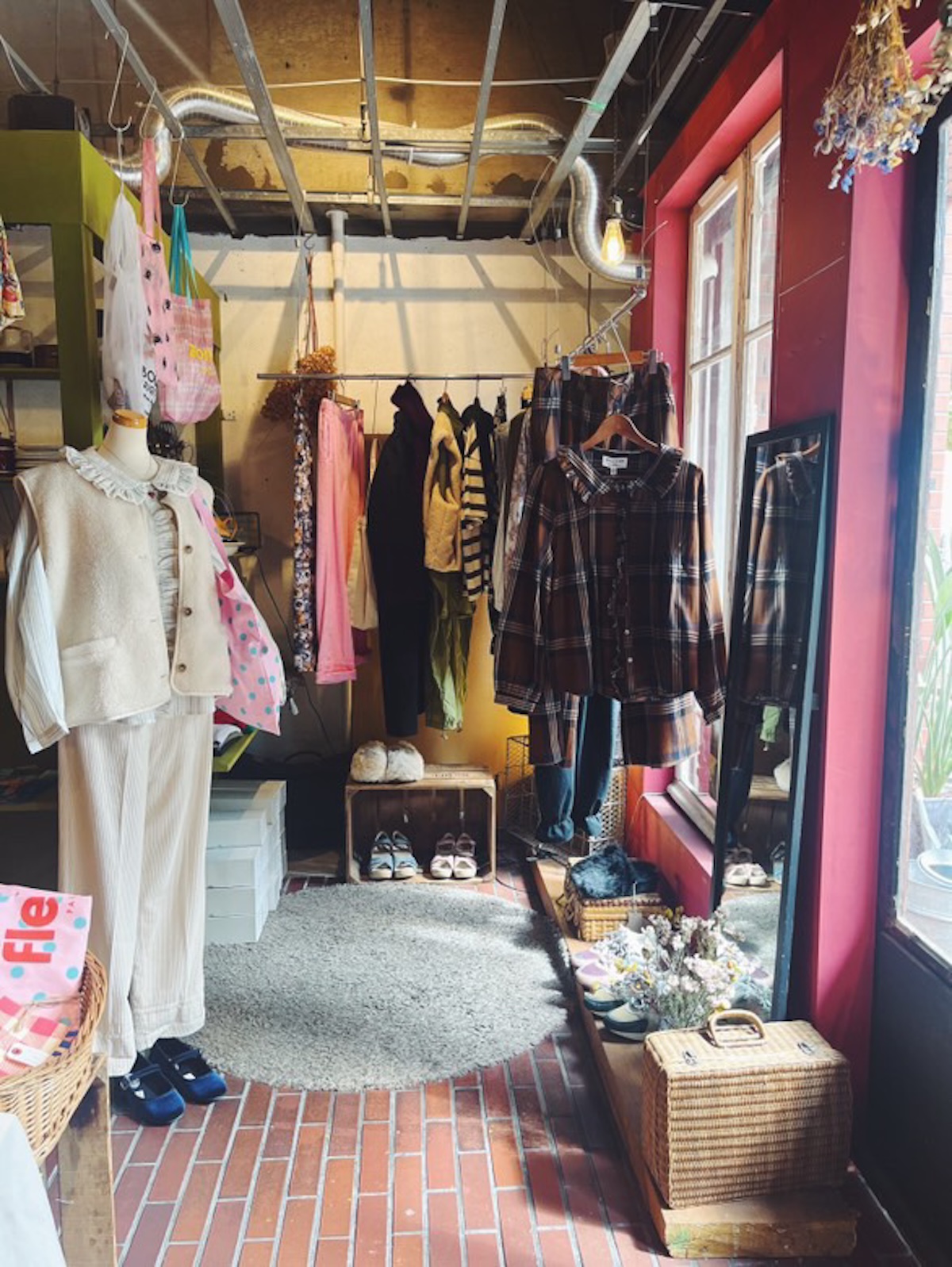 東京の代々木にあるフランスを中心にセレクトしたお洋服や雑貨を扱う havane アバヌの店内の様子