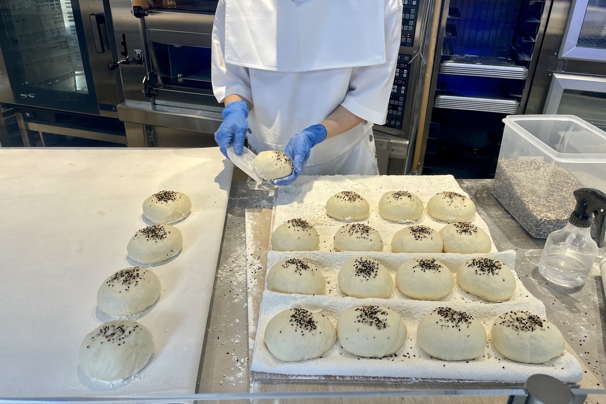 Neo nice barberの厨房では、バンズが次々に焼かれます。