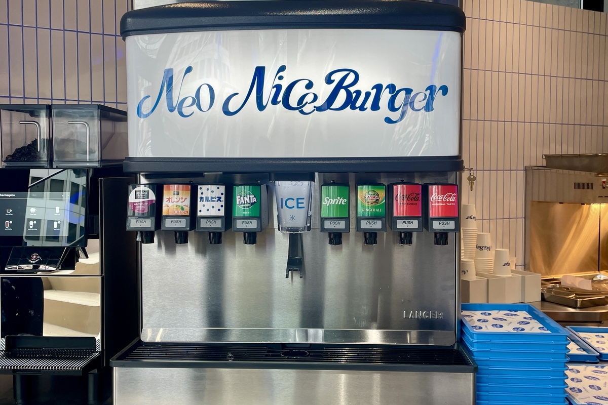 Neo nice barberのドリンクバー。セルフで注文したドリンクを入れるスタイル