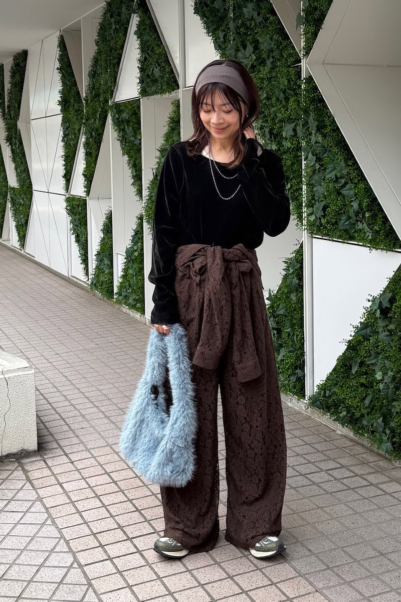 チャオパニックティピー／フランクリンクライミング PR 遠藤あゆみさんの私服ファッションスナップ。異素材ミックスが映える、こなれた秋のオールインワンスタイル