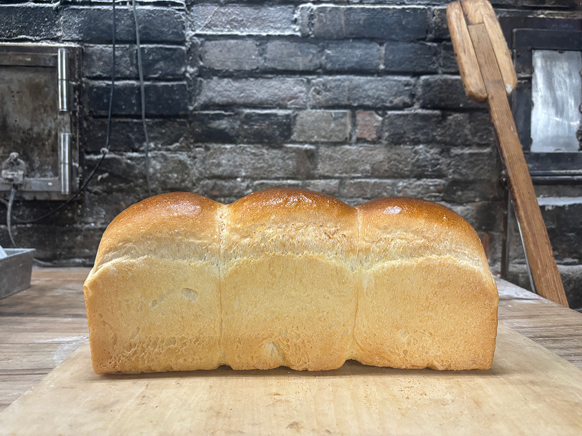 フロイン堂の看板商品「食パン」は3つの山になったハード系のイギリス食パン。