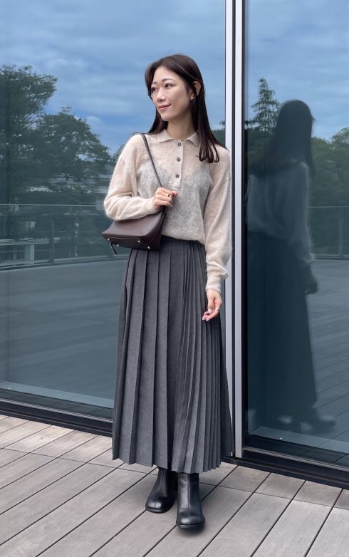 ビームス プレス 古橋菜摘さんの私服ファッションスナップ。やさしいモヘヤニットと端正なプリーツで叶える、知的で上品な秋の装い