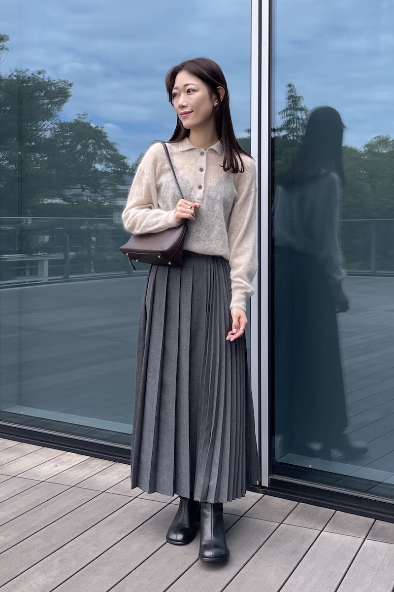ビームス プレス 古橋菜摘さんの私服ファッションスナップ。やさしいモヘヤニットと端正なプリーツで叶える、知的で上品な秋の装い