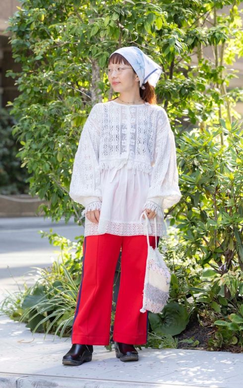 バウエンズ プレス 樋口綾花さんの私服ファッションスナップ。レース×ジャージの異素材ミックスで新鮮な甘辛コーデにアップデート