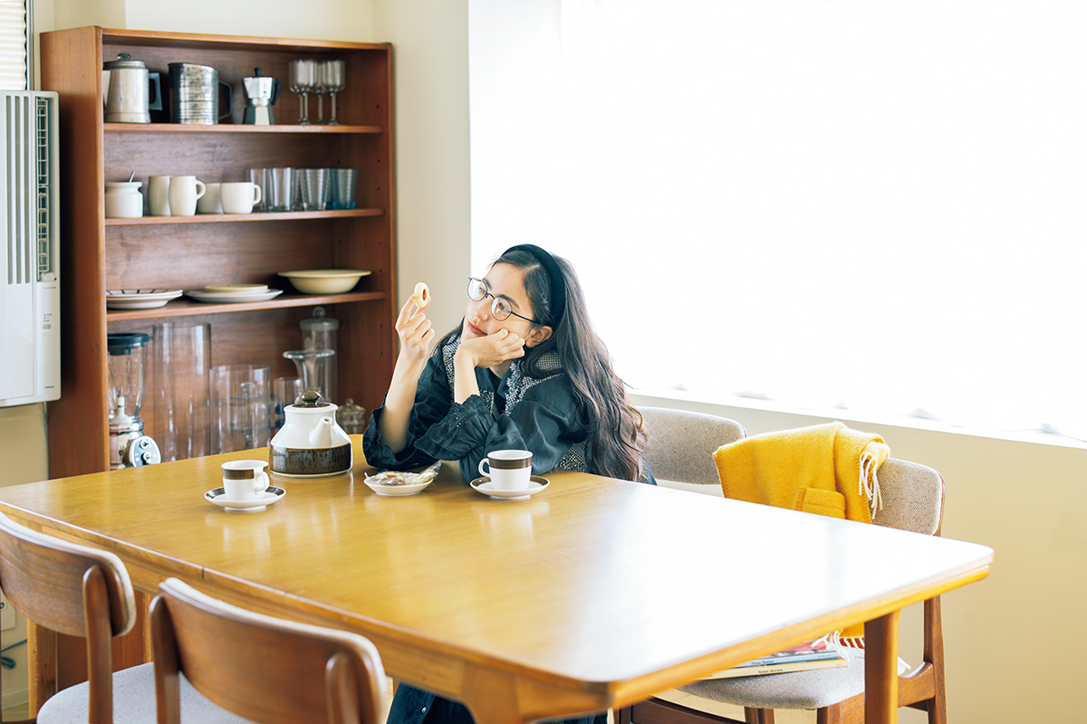 甘さと落ち着きをつなぐモノトーンの大人レイヤード