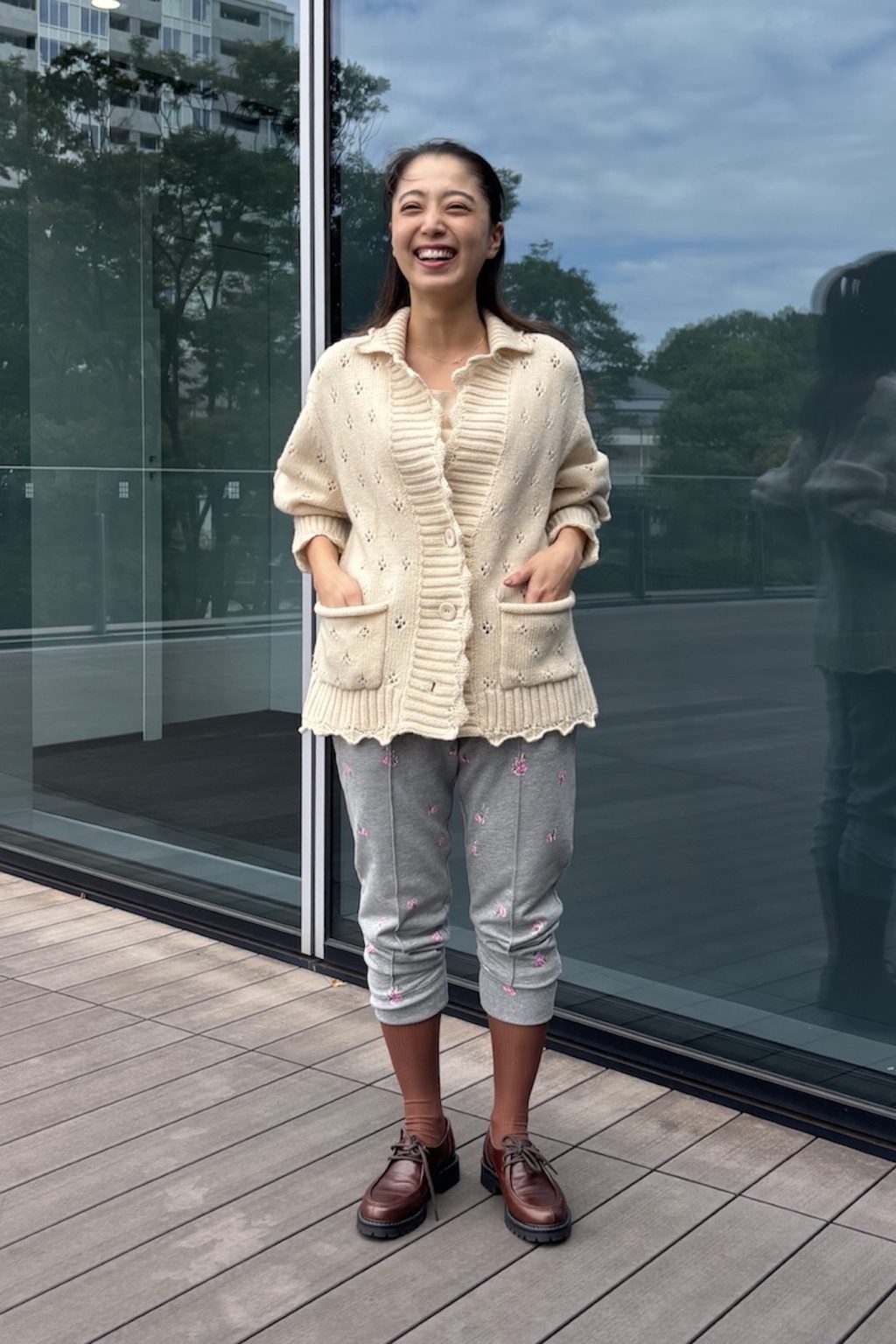 ビームス プレス 片平楓果さんの私服ファッションスナップ。ざっくりニット×スウェットパンツで叶える、大人の抜け感リラックスコーデ