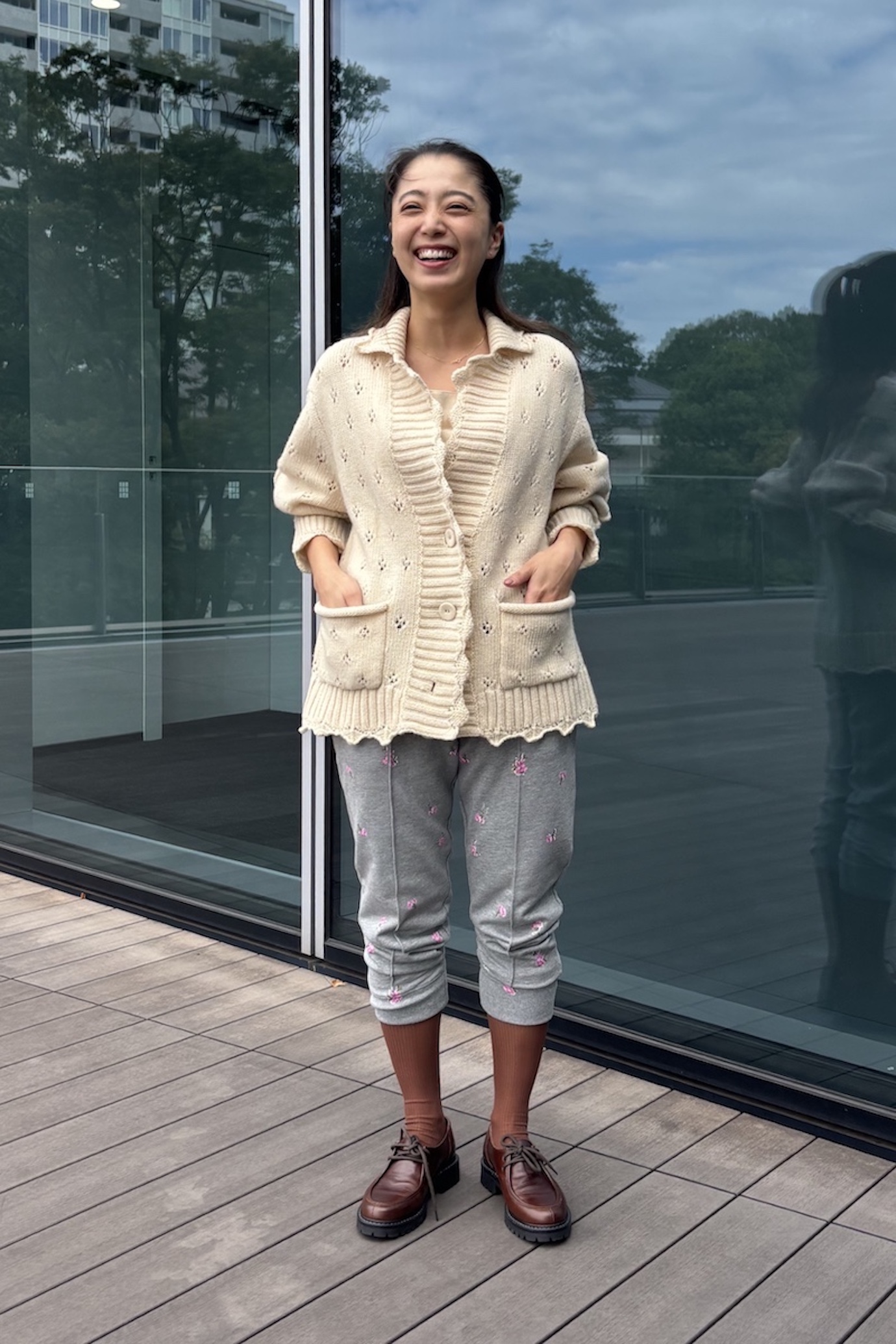 ビームス プレス 片平楓果さんの私服ファッションスナップ。ざっくりニット×スウェットパンツで叶える、大人の抜け感リラックスコーデ