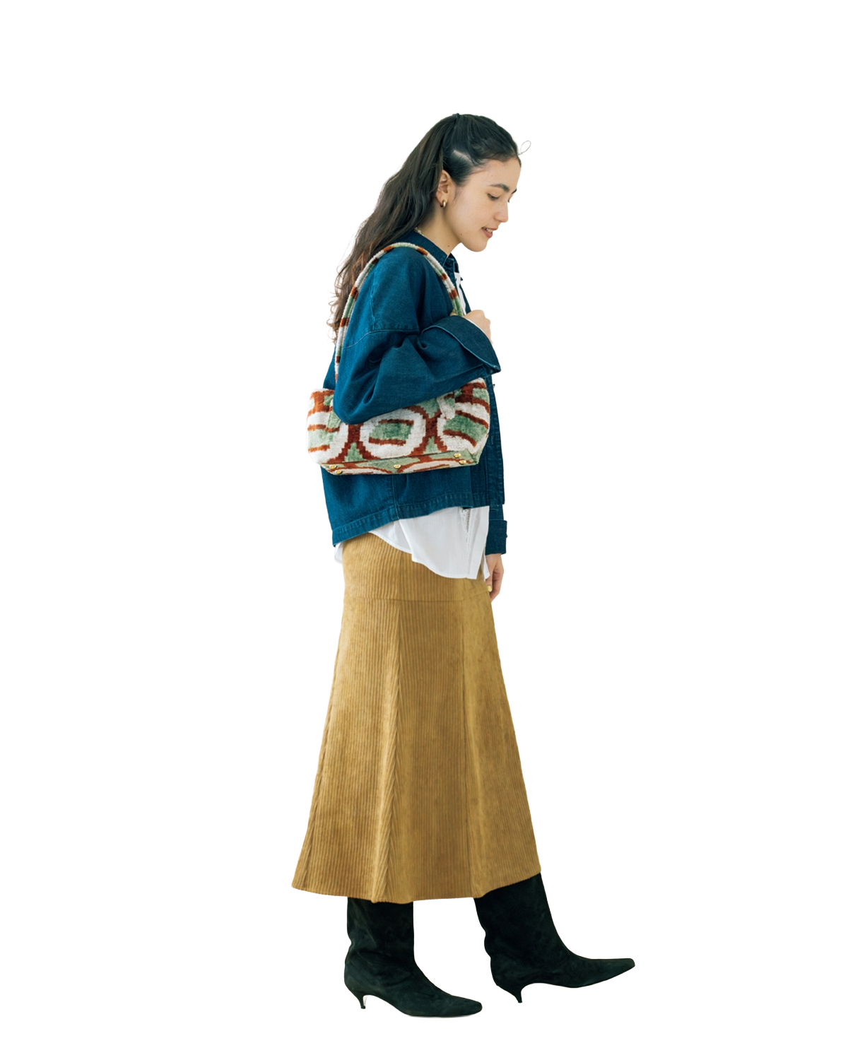 デニムで軽やかに仕上げた華やぎのあるお出かけスタイル