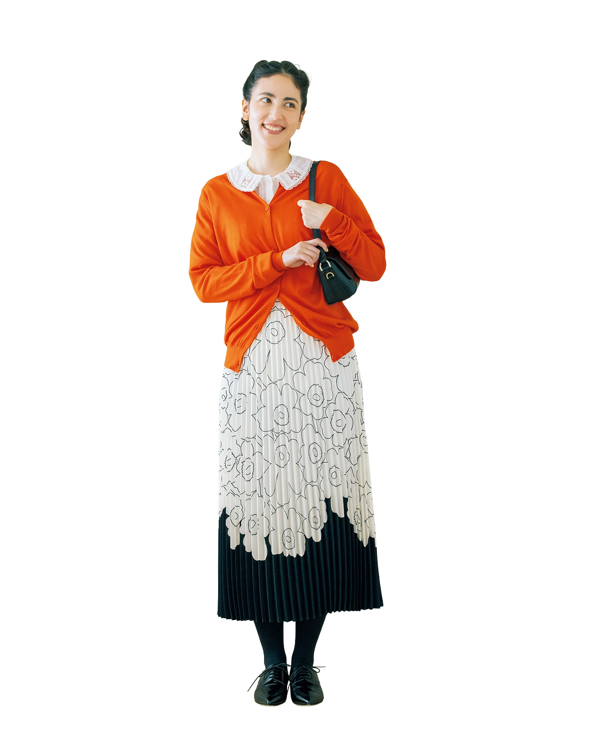 柄×鮮やかカラーで装いに気品と個性を光らせた大人の北欧コーデ