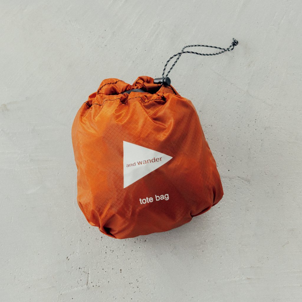 and wanderのトートバッグはバカッブル仕様で超軽量
