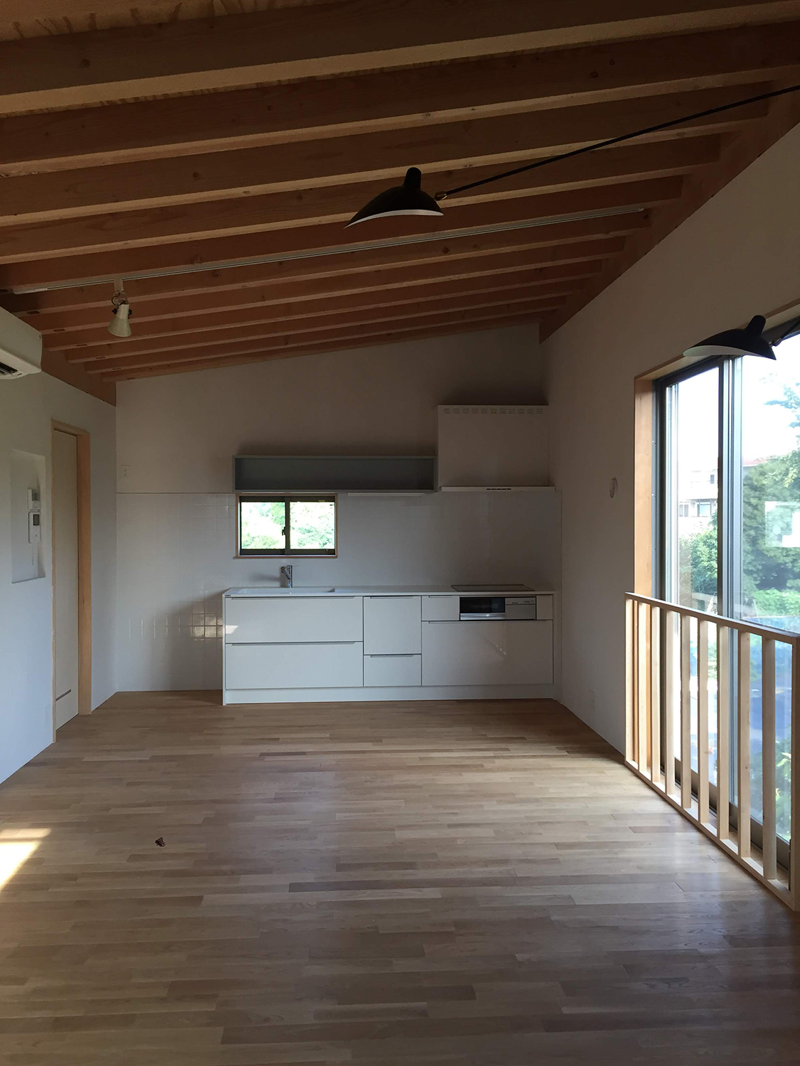 窓が大きなお家にも愉れるけど、暮らしのなかでは窓と同じくらい壁も大切