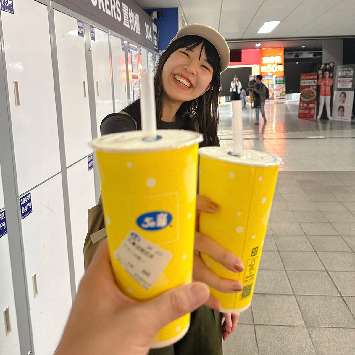 まずは喉を潤すタピオカミルクティー