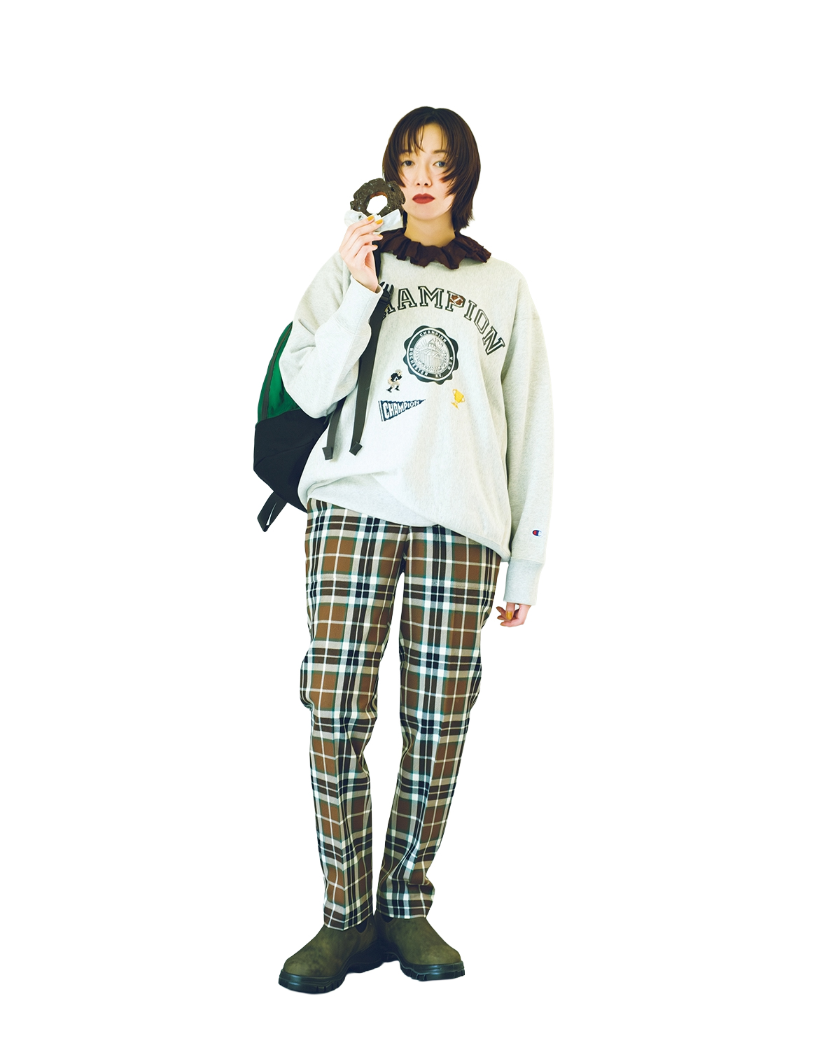 佐藤栞里さんが着こなす秋の装い、スウェット&チェック柄のブリティッシュなカレッジスタイル