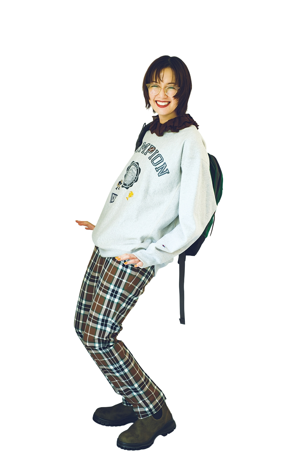 佐藤栞里さんが着こなす秋の装い、遊びのあるスタイルも大人に見せるビターなチョコレートブラウン