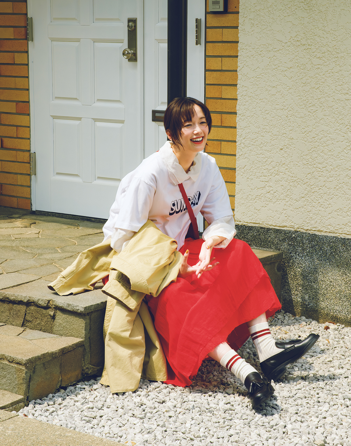 佐藤栞里さんが着こなす秋の赤色コーデ