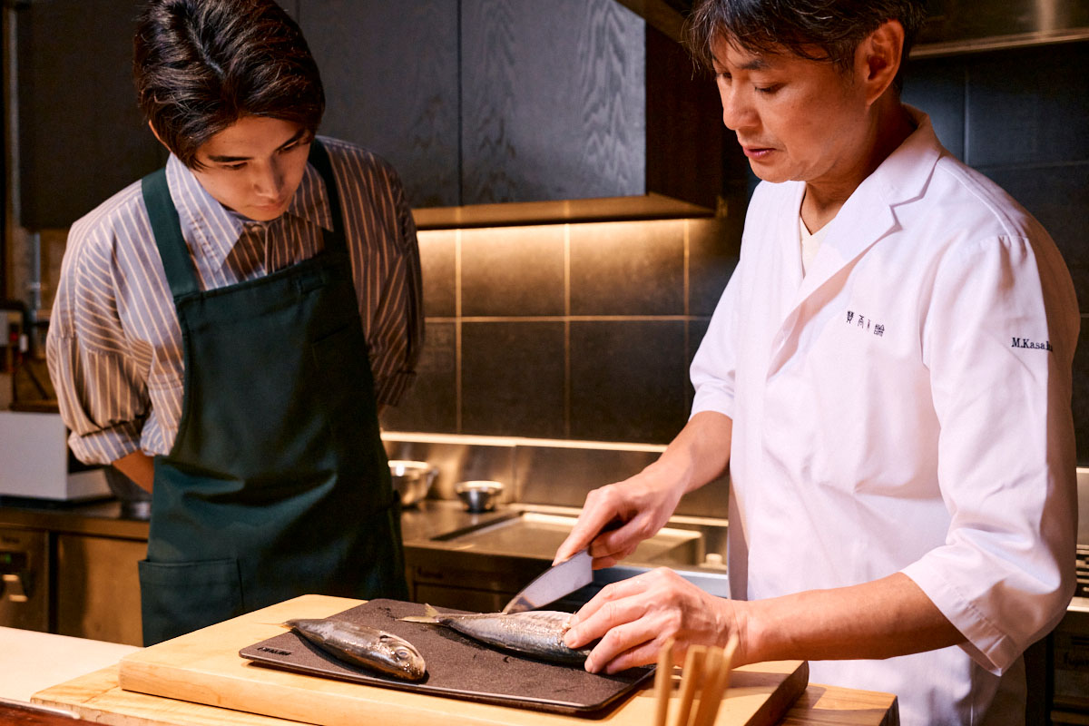 アジの3枚おろしのやり方を中沢元紀に教える料理のプロ笠原将弘さん