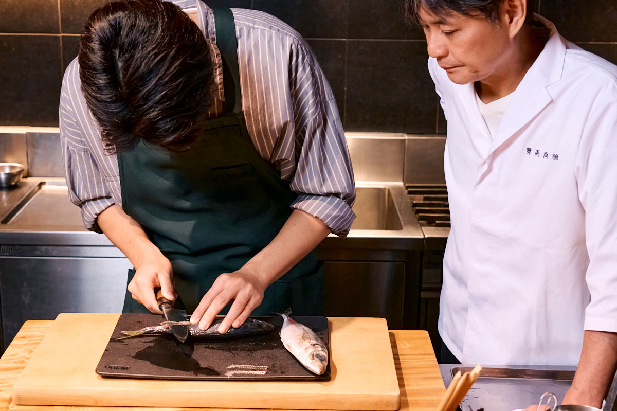 片側が終わったら、反対側も同じように取り除きます。「身を切ってしまわないように、皮を滑らせるように包丁を動かすのがコツ」（笠原さん）