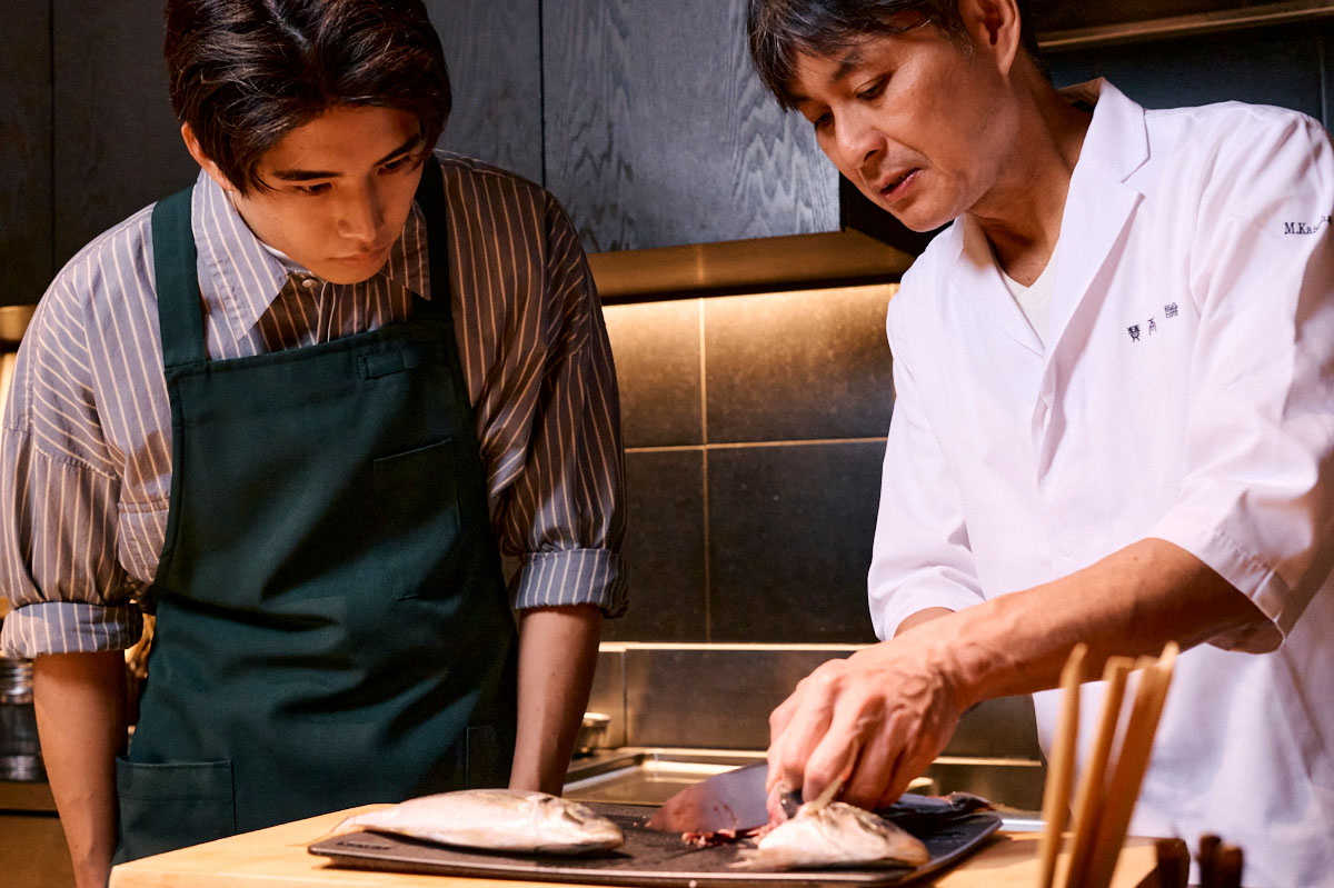  胸びれを立てたら、つけ根から腹びれに向かって直線になるように包丁を入れ、斜めに切り落とします。