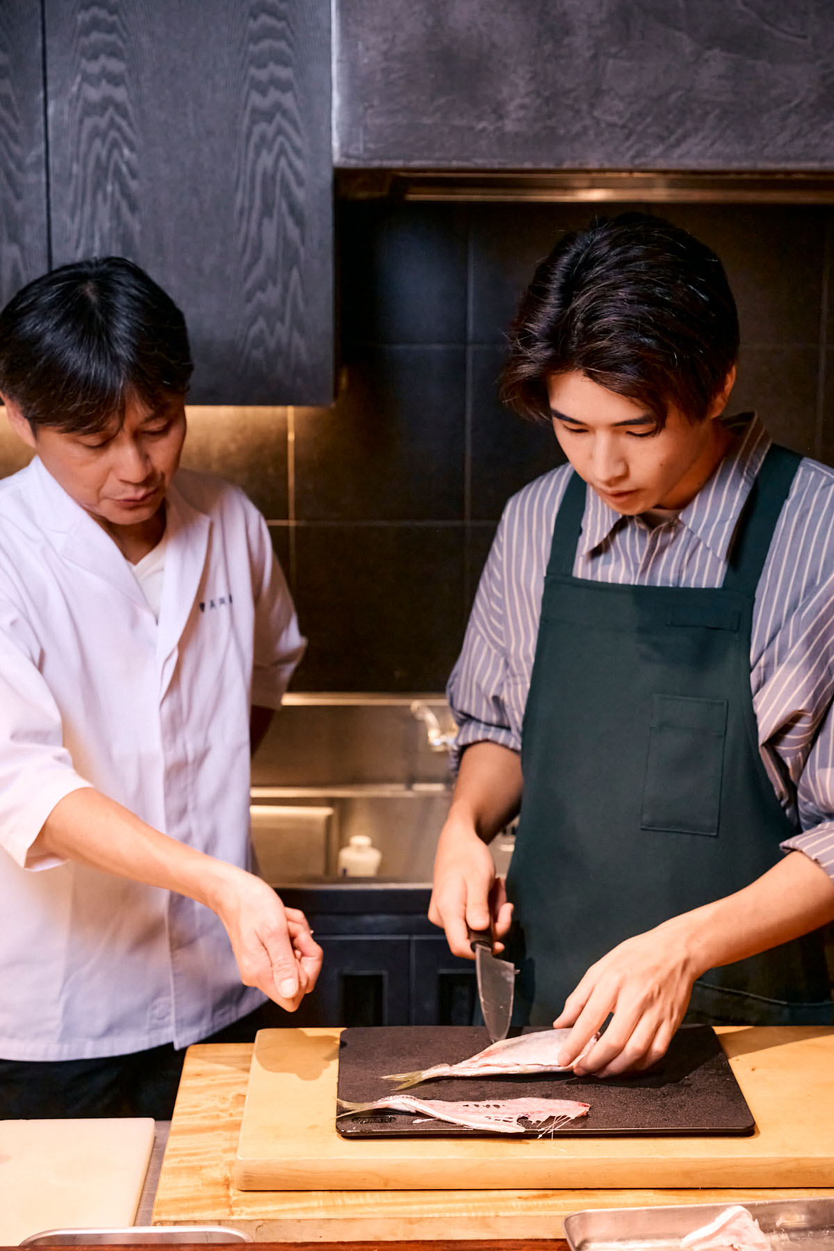 中沢元紀に指南する料理人笠原将弘さん