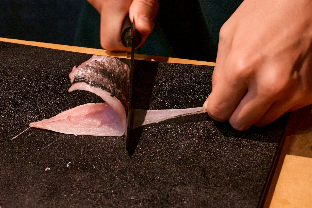 お刺身で食べる場合は皮をむくところまで下ごしらえを。手で少し皮をめくったら、包丁の峰で抑えながら皮を引っ張ってはがします。アジフライやムニエルにするなら皮はついたままでOK。