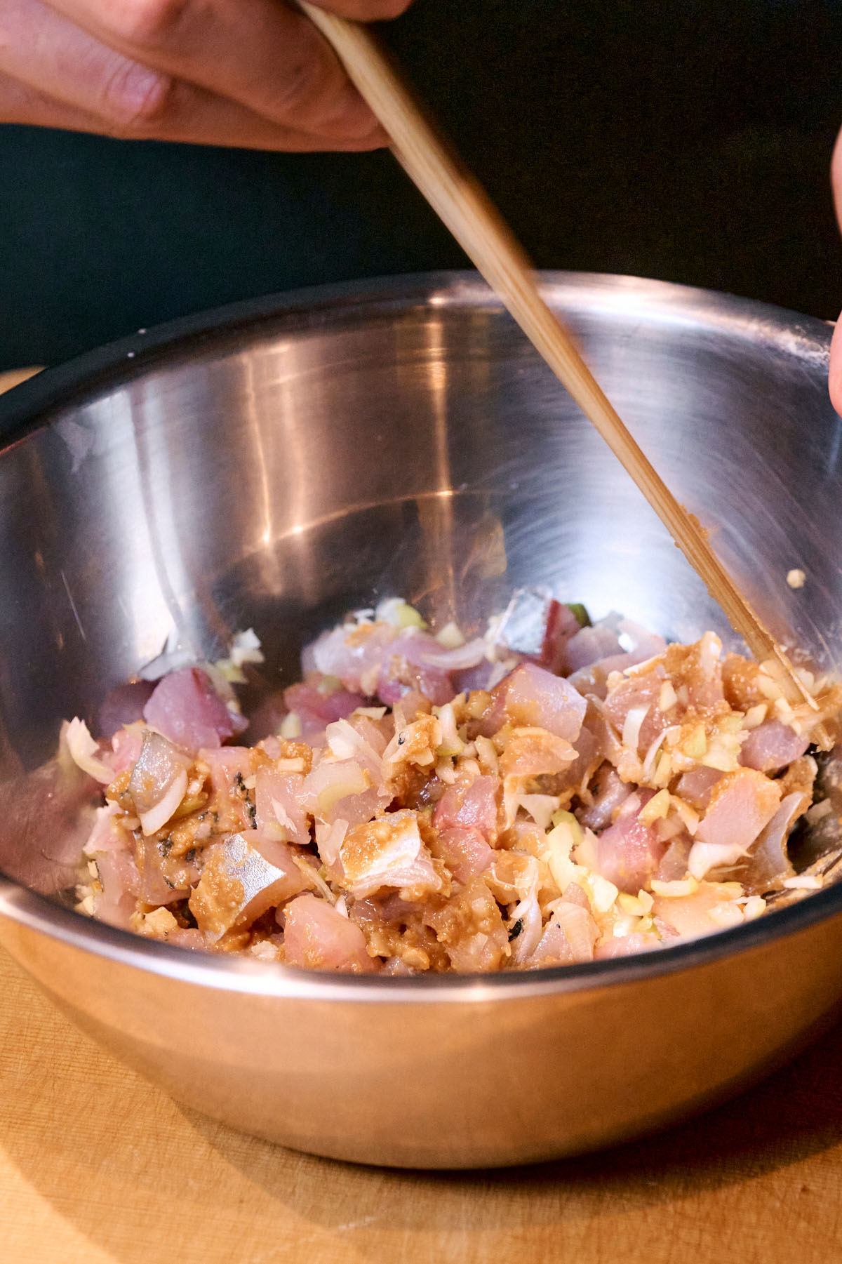 なめろうは、ミンチ状になるまで包丁で細かくたたくレシピもありますが、あえて食感が残るよう粗めに切るのが笠原さん流。薬味の種類は好みですが、ネギは絶対に入れた方がおいしい！ と笠原さん。
