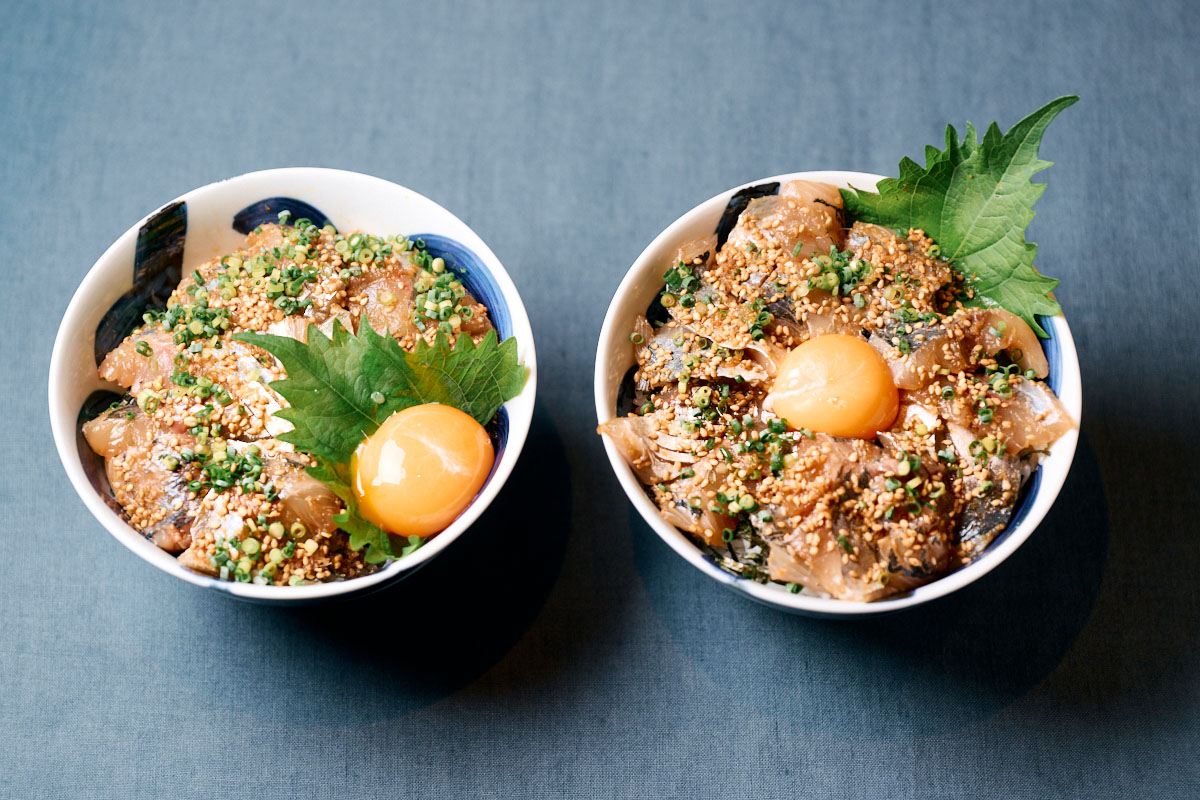 料理人・笠原将弘さんに教わるアジのりゅうきゅう丼のレシピ。甘辛ダレにつけて出来上がり。