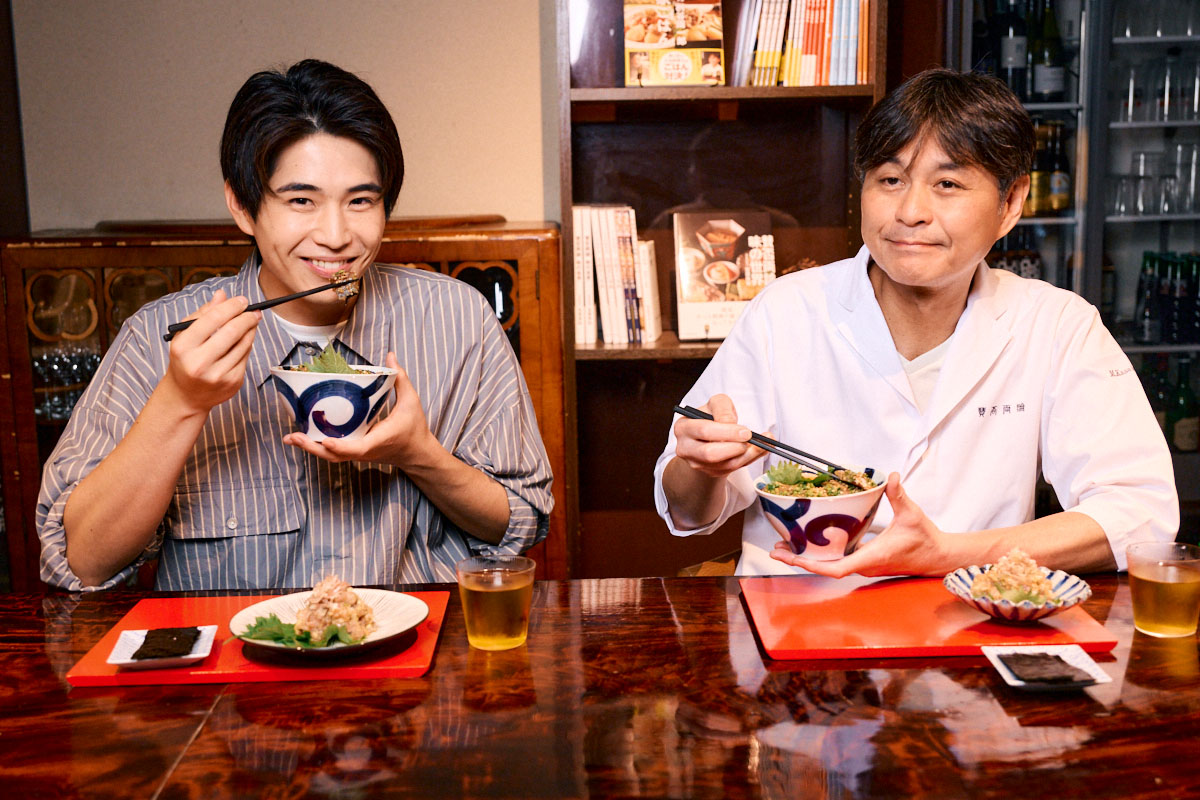 完成したアジのりゅうきゅう丼となめろうを食べる笠原将弘さんと中沢元紀さん