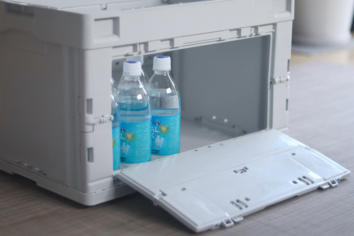 無印良品の再生ポリプロピレン入り 折りたたみコンテナ 窓付 ５０Ｌ ホワイトグレーは、2Lのペットボトルも立てて入れられるので、かなり大容量