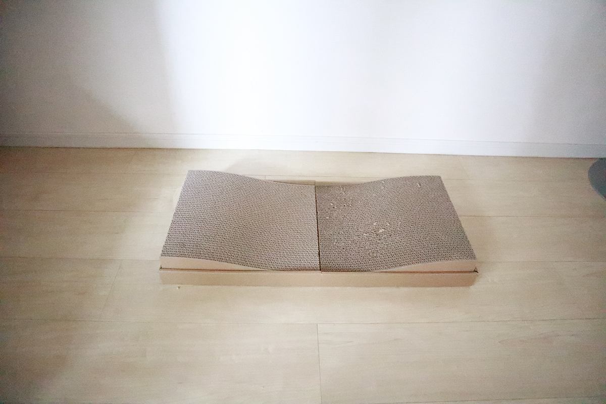 無印良品のダンボール爪とぎは、山型・谷型の２通りの設置が可能。