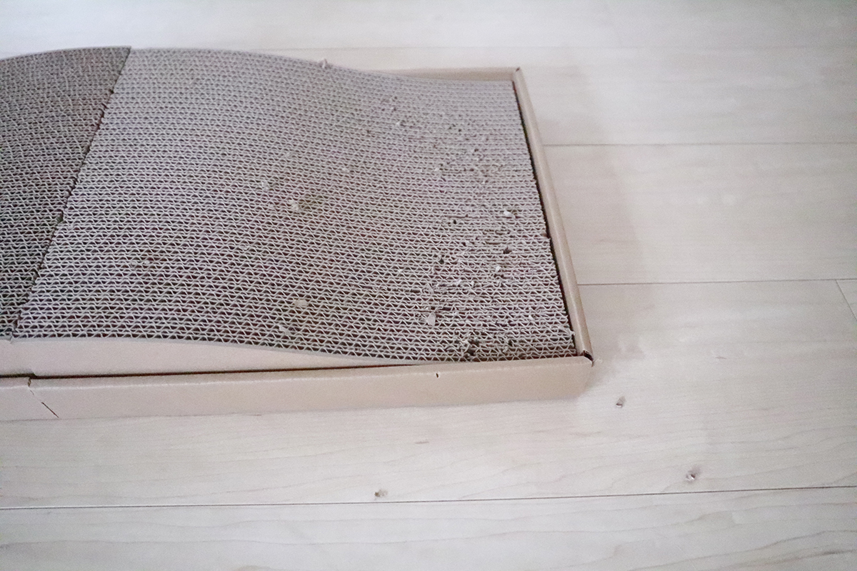 無印良品のダンボール爪とぎは、表面は固めに仕上げているので、研ぎクズが少なめで掃除も楽なのも満足。